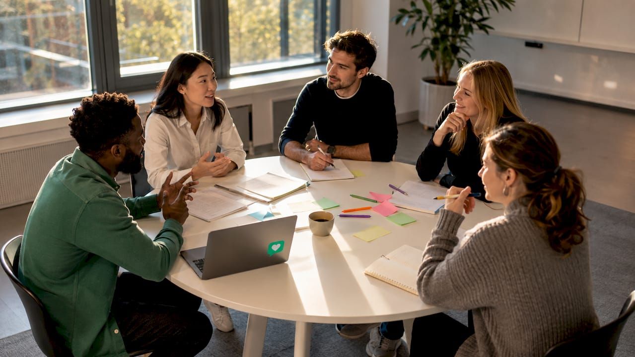 Im Seminarraum diskutiert die Gruppe über die wichtigsten Methoden der Psychotherapie.