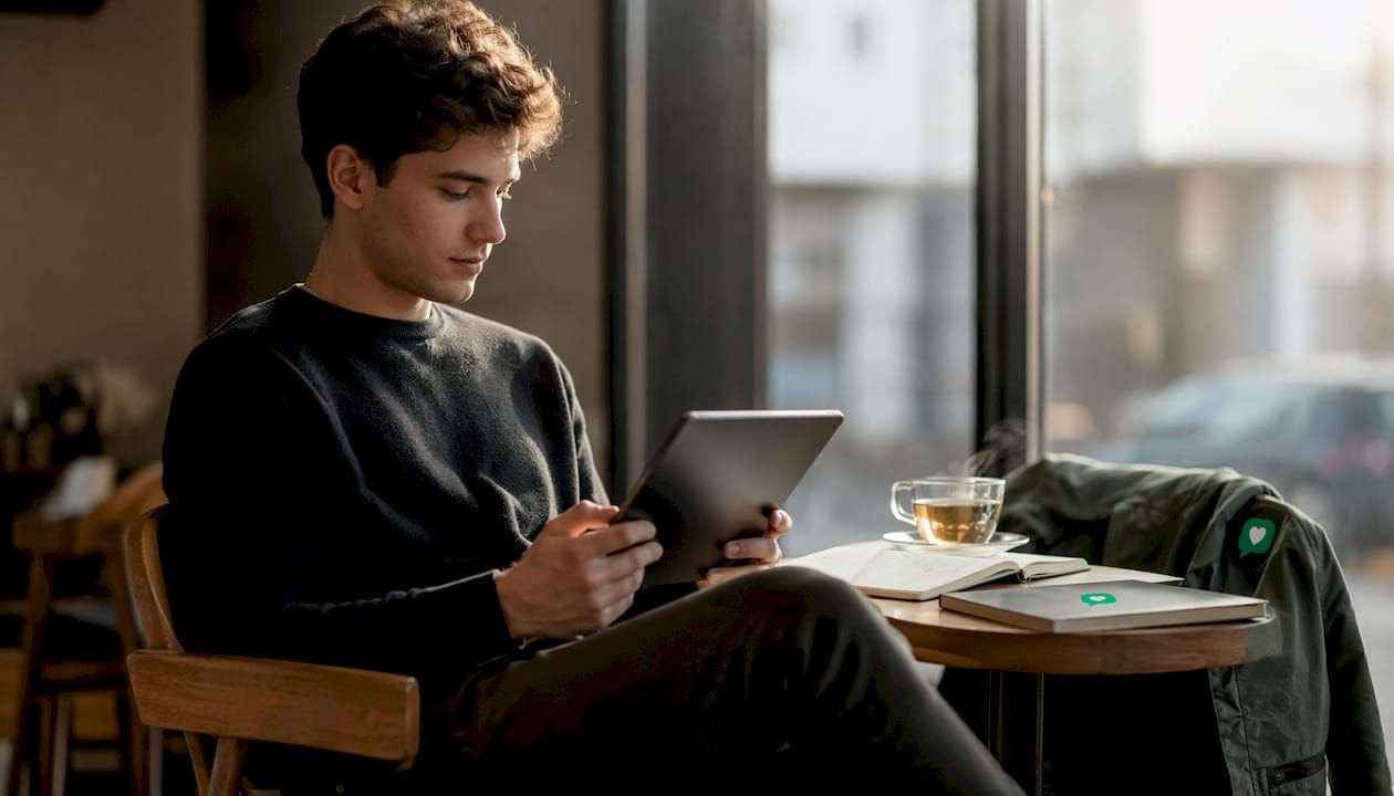 Ein Mann nutzt die Theraply-Matching-Plattform bequem von zu Hause aus auf seinem Tablet.